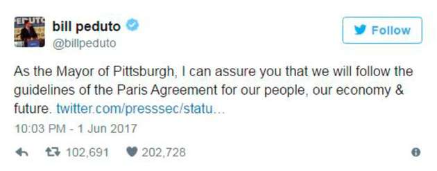 Pittsburghs Bürgermeister Bill Peduto reagierte via Twitter verärgert über Trumps Argument: „Ich kann Ihnen versichern, dass wir den Richtlinien des Pariser Abkommens folgen werden – für unsere Menschen, unsere Wirtschaft und unsere Zukunft.“