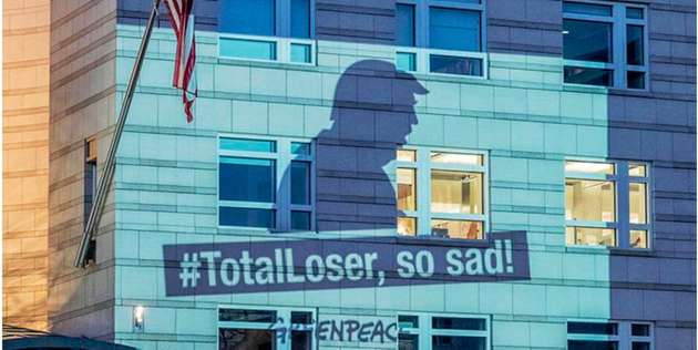 Greenpeace-Aktivisten finden drastische Worte für Trumps Entscheidung: „Total Loser, so sad!“ projezieren sie an die Wand der US-Botschat in Berlin.