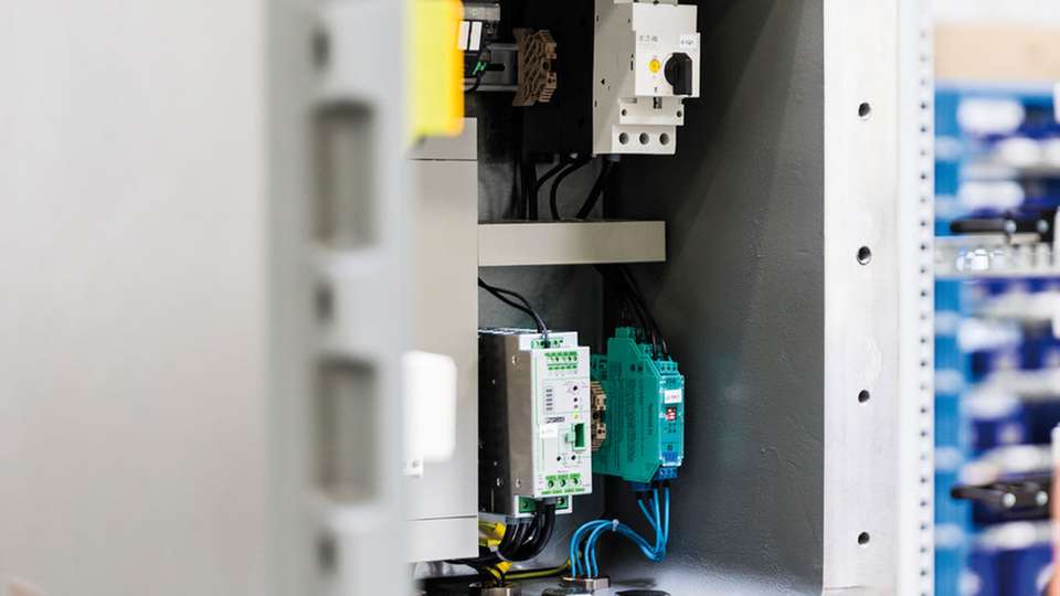 In einem Gehäuse der Schutzart Ex d druckfeste Kapselung kann zur Energieversorgung einer Anlage ein Kodensator- oder batteriegestützte USV untergebracht werden.
