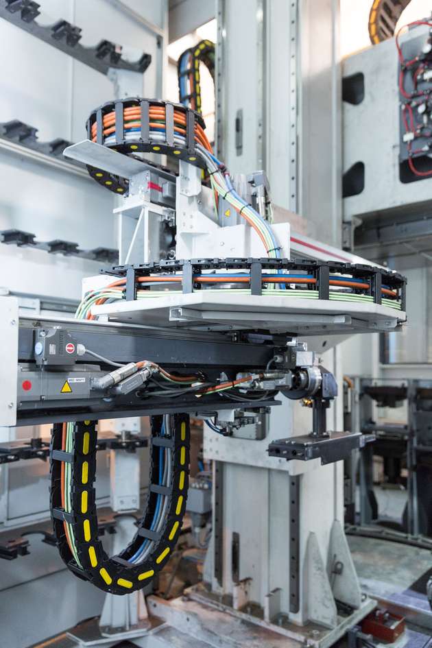 Immer wenn in der Industrie Kabel bewegt werden, kommen zu ihrem Schutz Schleppketten zum Einsatz – Zeit können die Anwender sparen, wenn sie sie fertig bestückt als komplette Systeme kaufen.
