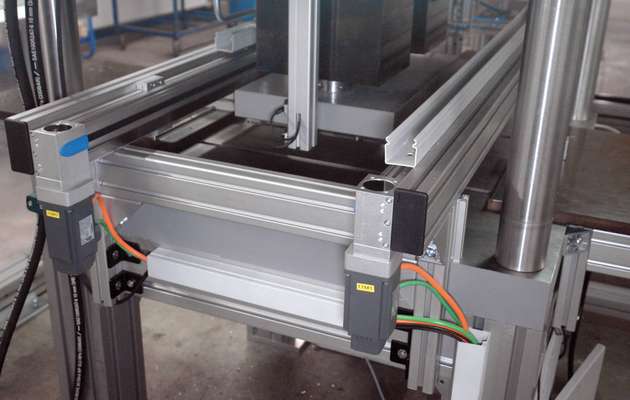 Die Servoantriebe des Sinamics V90 sorgen in Verbindung mit dem elektronischen Getriebe für den Gleichlauf der beiden separat installierten Achsen der Kennzeichen-Zuführtechnik.