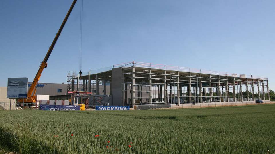 Yaskawa wächst und investiert in Europa erneut in moderne Werke und Gebäude – wie hier am europäischen Headquarter der Robotics Division in Allershausen bei München.