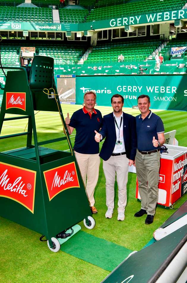 Detlef Sieverdingbeck (links), Zentralbereichsleiter Publizistik and Kommunikation bei Harting, und Stefan Olding (rechts), Geschäftsführer Harting Deutschland, sowie Stephan Pumpe vom Marketing der Gerry Weber World freuen sich über die Zusammenarbeit. 