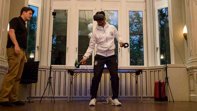 Nationalspieler Serge Gnabry konnte die VR-Technik von Strivr Labs bereits testen.