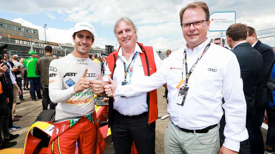  Treffen in der Startaufstellung beim Heimspiel in Berlin-Tempelhof. Von links: Lucas di Grassi (#11 ABT Schaeffler FE02), Prof. Dr. Peter Gutzmer (Stellvertretender Vorsitzender des Vorstands und Vorstand Technologie Schaeffler) und Dr. Peter Mertens (Mitglied des Vorstands von Audi, Technische Entwicklung)