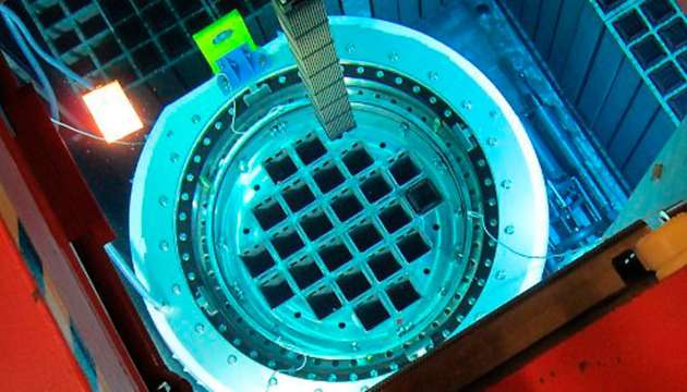 Bei der Beladung mit Brennelementen ist der Castor-Behälter vollständig mit Wasser bedeckt.