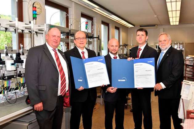 V.l.n.r.: Karsten Vortanz (Geschäftsführer), Martin Bennoit (ISMS-Beauftragter), Paul Harsch (TÜV Nord), Tilo Bornheimer (Bereichsleiter Energiedatendienstleistungen), Peter Zayer (Geschäftsführer).