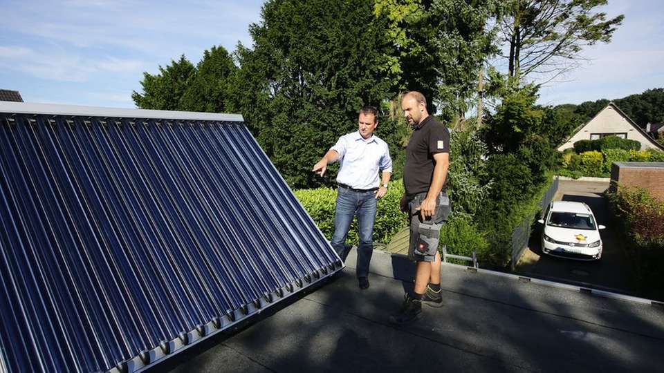 Praxistester Carsten Mönkemeyer (links) während der Installation seiner Solarthermieanlage.