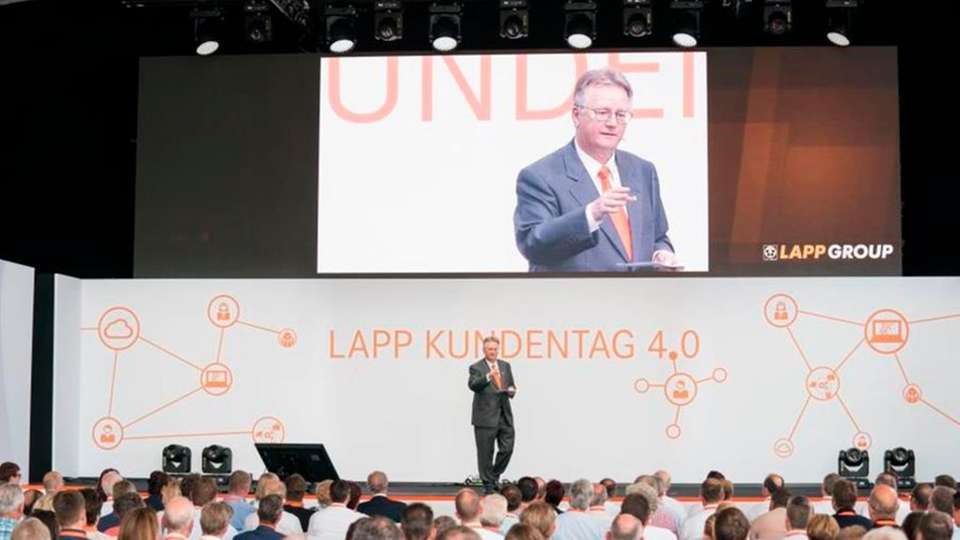 Zusammen mit rund 500 geladenen Gästen eröffnete Andreas Lapp die Europazentrale der Lapp Gruppe.