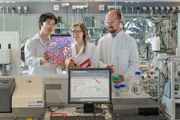 V. l. n. r.: Mitarbeiter von Prof. Lerchers Team im Labor des Katalyseforschungszentrums. Dr. Yue Liu, Teresa Schachtl und Daniel Melzer.