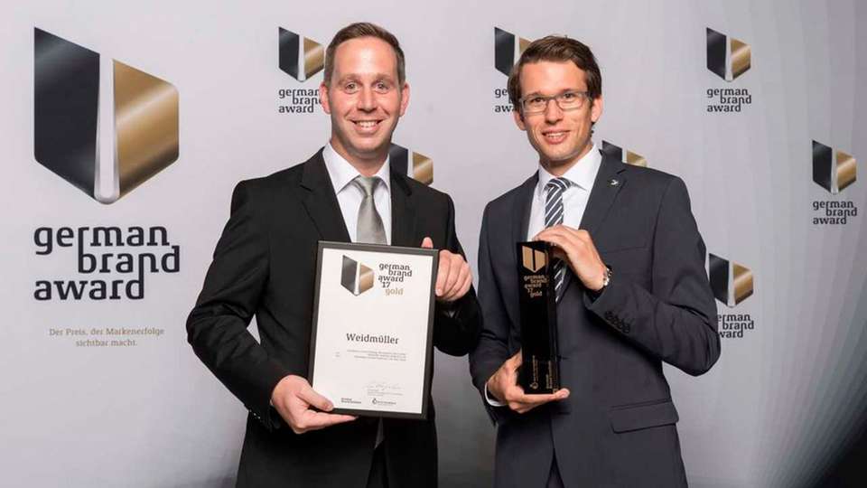 Marc Götte (links), verantwortlich für die weltweite Markenführung, und Carsten Nagel (rechts), Manager externe Kommunikation, nahmen in Berlin den German Brand Award entgegen.