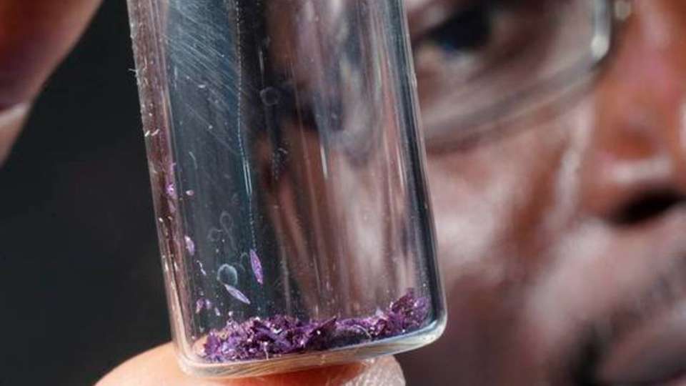 Magnetisches Nano-Polymer mit riesiger Innenfläche „Die Kristalle verfügen über eine immense innere Oberfläche“, erklärt der Chemiker Oluseun Akintola von der Friedrich-Schiller-Universität Jena.