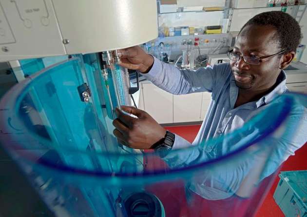 Das „Jena University Magnetic Polymer“ – kurz JUMP – hat Oluseun Akintola im Rahmen seiner Doktorarbeit am Lehrstuhl von Prof. Dr. Winfried Plass mit den dortigen Kollegen entwickelt und charakterisiert.