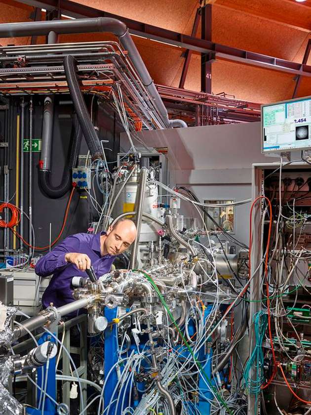 PSI-Forscher Patrick Hemberger an der VUV-Strahllinie der Synchrotron Lichtquelle Schweiz SLS. Hier hat er mit Kollegen die Details der Zerlegung von Lignin in andere Substanzen untersucht.