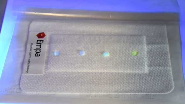 Per UV-Lampe kann der pH-Wert in der Wunde überprüft werden, ohne das Pflaster zu entfernen. Der Heilungsprozess kann ungestört weiterlaufen.