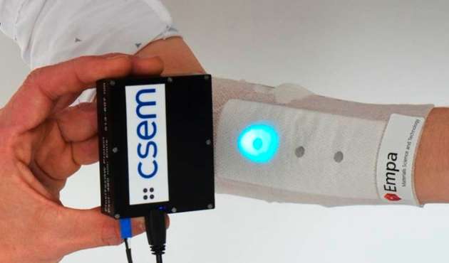 Im UV-Licht zeigt das Sensor-Pflaster die Messwerte an.