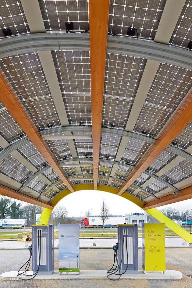 Solarpanels auf dem Dach der einzelnen Ladestationen erzeugen die Energie, die an die Elektroautos abgegeben wird.