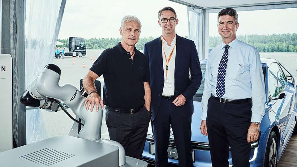 Mit der Unterzeichnung eines neuen Kooperationsvertrags durch den VW-Vorstandsvorsitzenden Matthias Müller (links), den Leiter des Volkswagen Konzernbereichs Forschung und Entwicklung, Ulrich Eichhorn (rechts), und den Kuka-Vorstandsvorsitzenden Till Reuter (Mitte) wurde jetzt die gemeinsame Entwicklung von roboterbasierten Innovationskonzepten für die Fahrzeuge der Zukunft vereinbart. 