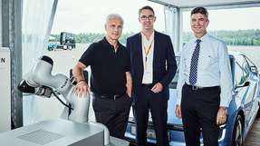 Mit der Unterzeichnung eines neuen Kooperationsvertrags durch den VW-Vorstandsvorsitzenden Matthias Müller (links), den Leiter des Volkswagen Konzernbereichs Forschung und Entwicklung, Ulrich Eichhorn (rechts), und den Kuka-Vorstandsvorsitzenden Till Reuter (Mitte) wurde jetzt die gemeinsame Entwicklung von roboterbasierten Innovationskonzepten für die Fahrzeuge der Zukunft vereinbart. 