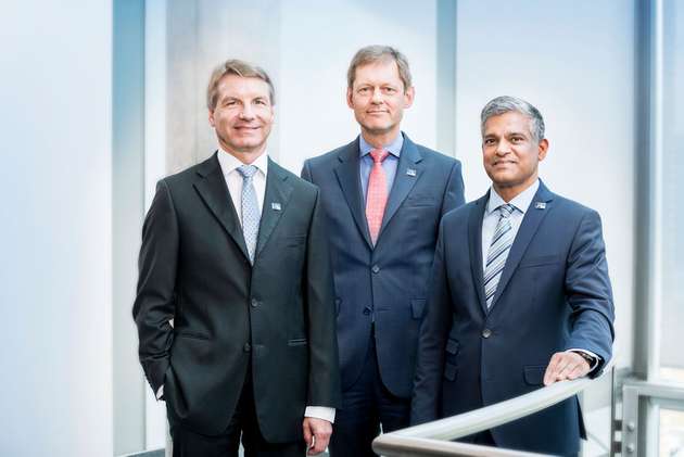 Steffen Philipp, Geschäftsführender Gesellschafter der Hima Paul Hildebrandt GmbH (Mitte), gemeinsam mit CEO Sankar Ramakrishnan (rechts) und CFO Reinhard Seibold.