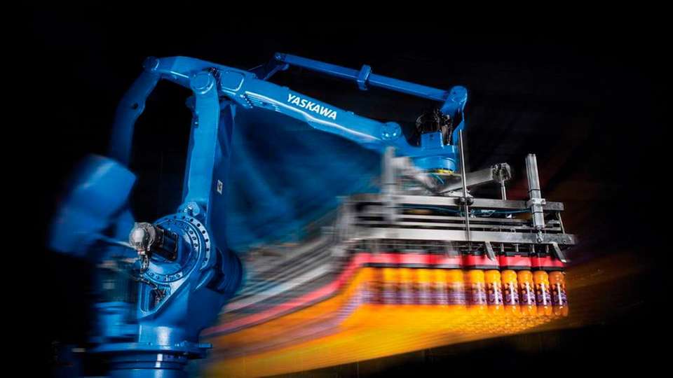 Wenn der Roboter zur Flasche greift Das Greifer-System AirGrip von Yaskawa ist für das roboterbasierte Handling von Getränkeflaschen konzipiert.