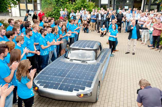 Der neue Thyssenkrupp Blue Cruiser vor dem Solarcar-Team.