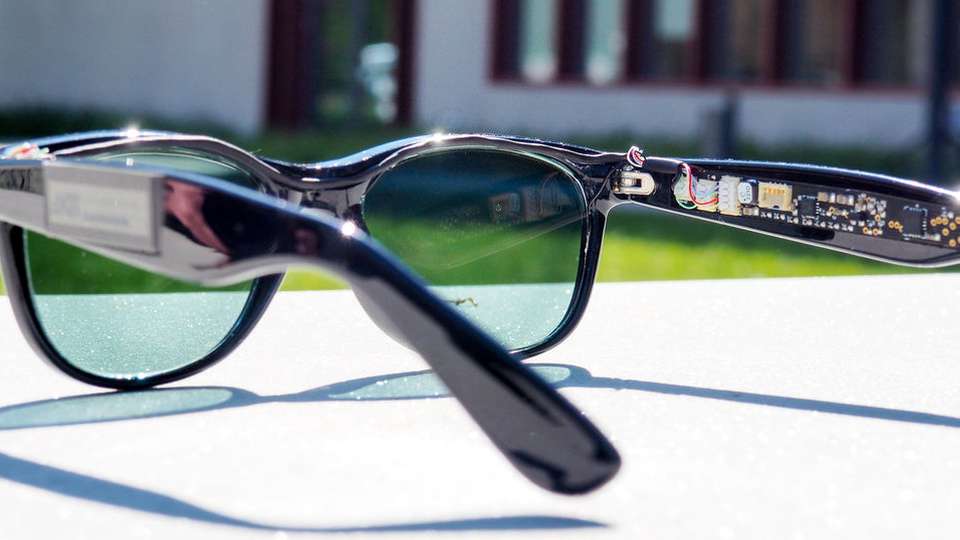 Die „smarte“ Sonnenbrille versorgt sich selbst mit Strom, um die Sonneneinstrahlung und Umgebungstemperatur zu messen und anzuzeigen.