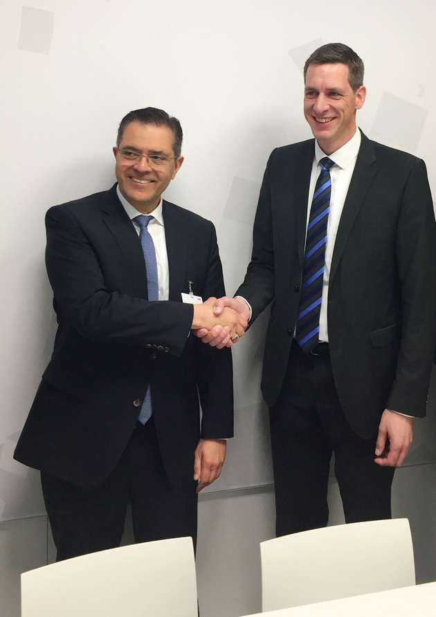 Dr. Sami Atiya, Leiter der Division Robotik und Antriebe bei ABB (links) und Stefan Bögl, Geschäftsführer der Naturspeicher GmbH (rechts), freuen sich über die Zusammenarbeit.