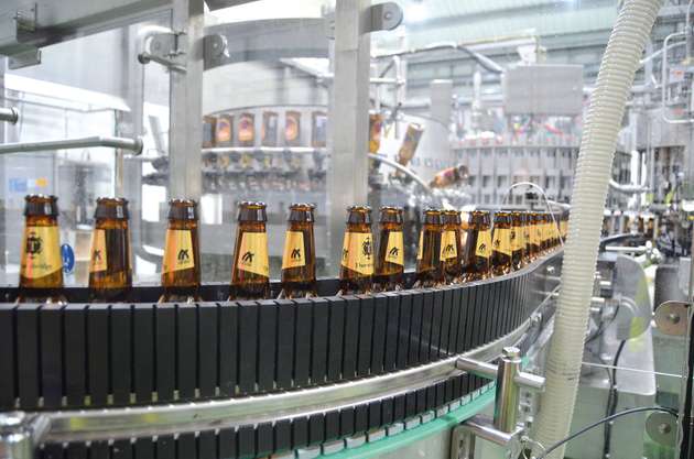 Mit der neuen Etikettiermaschine kann die Craft-Bier-Brauerei Thornbridge bis zu 60.000 Flaschen pro Stunde mit Labels versehen.