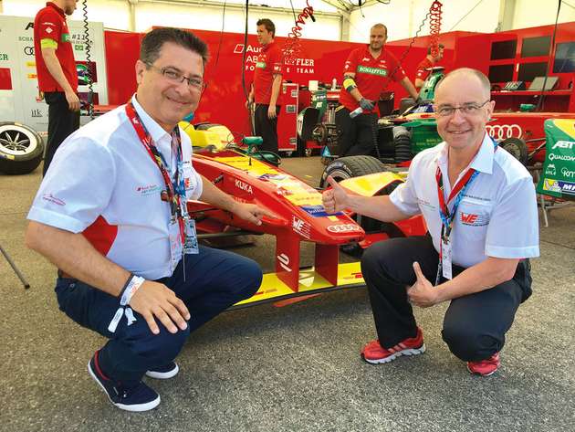 Ganz nah am Geschehen: Bei einem Pitwalk durften Kunden und Fans einen Blick hinter die Kulissen werfen und den Technikern bei der Vorbereitung auf das Rennen zuschauen. Auch Lorandt Fölkel (li.), Technologiebotschafter (#askLorandt) von Würth Elektronik eiSos, und Alexander Gerfer, CTO der Würth Elektronik eiSos Gruppe, besuchten die Box ihres Teams.