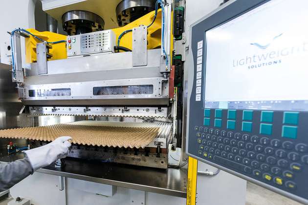 Die Hochdruckpressen werden von einem Industrie-PC C6920 und über EtherCAT gesteuert. 