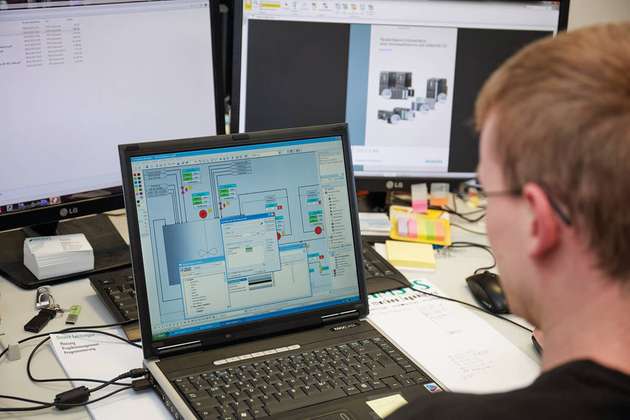 Koramis simuliert reale Industrieanlagen mit allen Maschinen- und Sensorparametern in der Open Telekom Cloud und stellt so die IT-Sicherheit der Produktionsbetriebe auf die Probe.