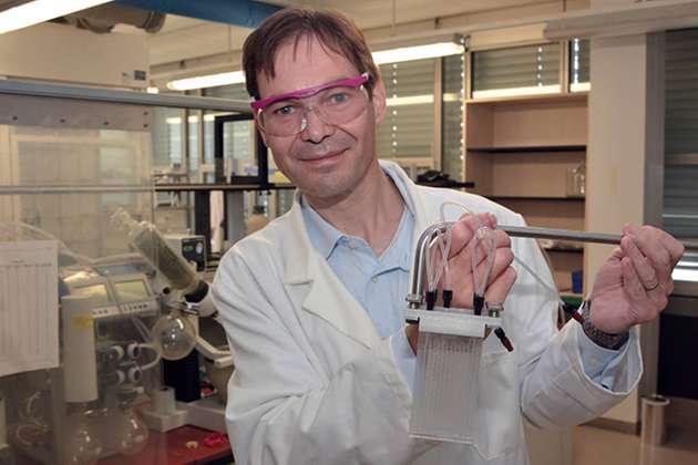 Prof. Dr. Harald Gröger arbeitet im Projekt One-Flow an einem Herstellungsverfahren für chemische Substanzen durch Kombination von Bio- und Chemokatalyse in Flow-Reaktoren.
