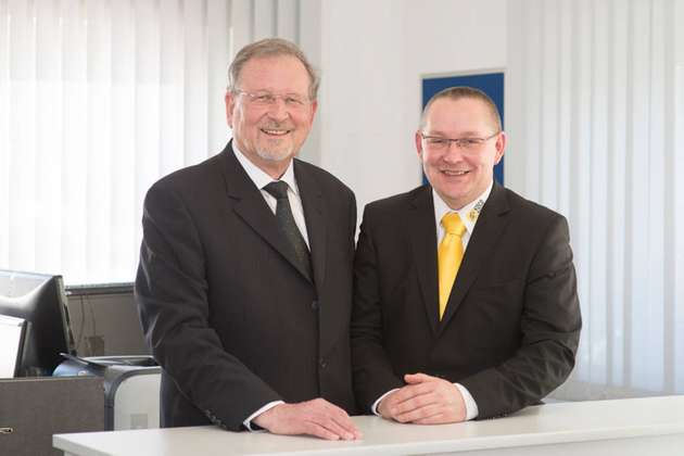 Die Koco-Moton-Geschäftsführer Gerhard Kocherscheidt (l.) und Olaf Kämmerling freuen sich über die neue Antriebsplattform KannMotion.