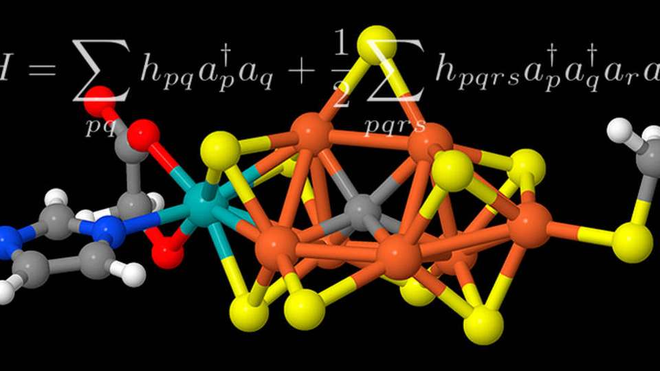 Künftige Quantencomputer werden den Reaktionsmechanismus des Enzyms Nitrogenase berechnen können. Im Bild das aktive Zentrum des Enzyms und eine für die Berechnung zentrale mathematische Formel.