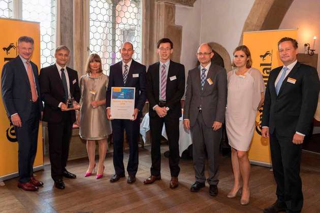 Christian André, President von Rohm Semiconductor, nahm den Supplier of the Year Award 2016 von Dr. Elmar Degenhart, CEO Continental, im Rahmen des Supplier Day 2017 entgegen.