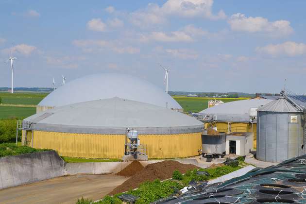 Aber nicht nur Elektromobilität, auch verschiedene erneuerbare Energiequellen finden sich auf dem Gelände wieder: hier zu sehen ist die Biogasanlage, die mit dem örtlichen Mist der Nutztiere betrieben wird.