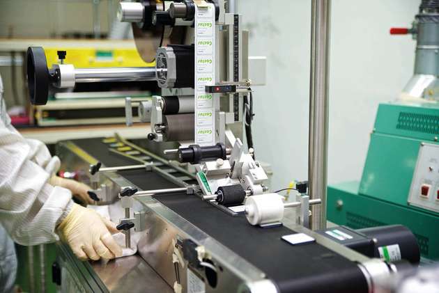 Cactus Technologies ist einer der wenigen Hersteller, der sich auf industrielle Speichermedien konzentriert. Im Bild zu sehen ist die Fertigung im Produktionswerk in Taiwan.