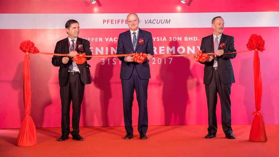 Pfeiffer Vacuum eröffnet neues Service Center in Malaysia Feierliche Eröffnung des Service Center von Pfeiffer Vacuum in Malaysia.