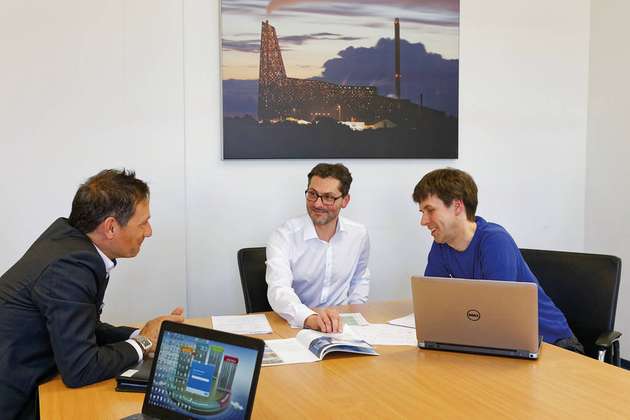 Comos Account Manager Oliver Goldbach (links) im Gespräch mit den Projektleitern der Firma Martin Winfried März (Mitte) und Andreas Holzinger (rechts)