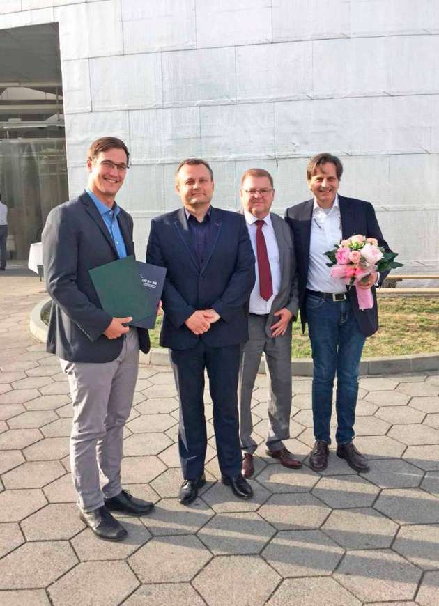 Von links nach rechts: Paul Schmitz (Fertigungsleiter – Slubice/ FRABA ), Tomasz Ciszewicz (Bürgermeister von Slubice), Roman Dziduch (Vertreter der Wirtschaftsförderungs-gesellschaft für die Sonderzone Slubice/ Kostrzyn), Christian Leeser (CEO und Mehrheitsgesellschaft der Fraba-Gruppe)