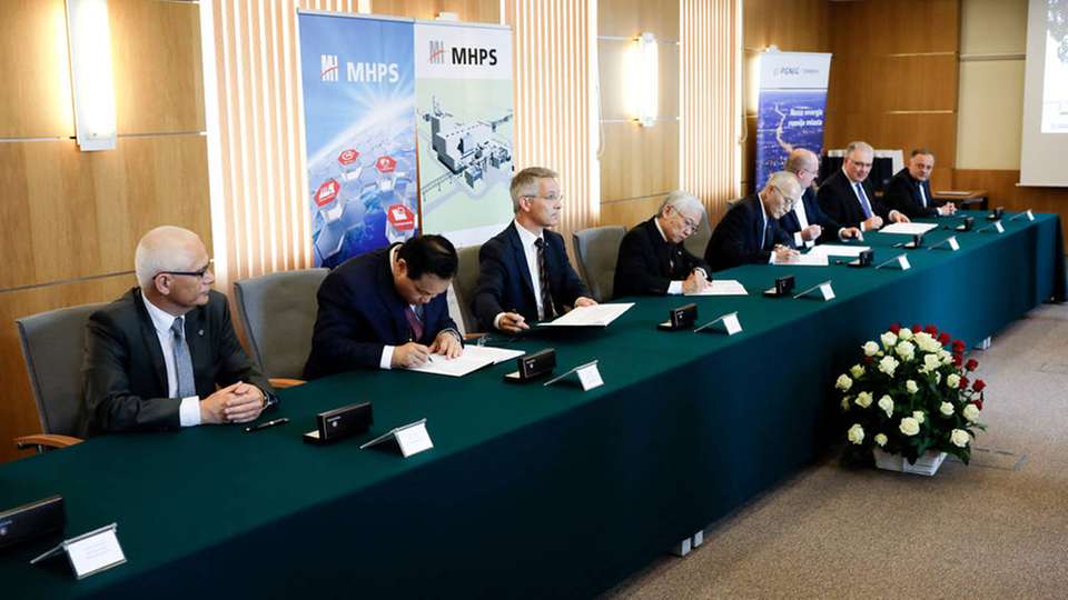 Vertreter von PGNiG Termika, Mitsubishi Hitachi Power Systems Europe, Mitsubishi Hitachi Power Systems und Polimex-Mostostal bei der Vertragsunterzeichnung für das neue GuD-Kraftwerk in Warschau.
