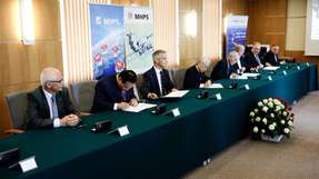 Vertreter von PGNiG Termika, Mitsubishi Hitachi Power Systems Europe, Mitsubishi Hitachi Power Systems und Polimex-Mostostal bei der Vertragsunterzeichnung für das neue GuD-Kraftwerk in Warschau.