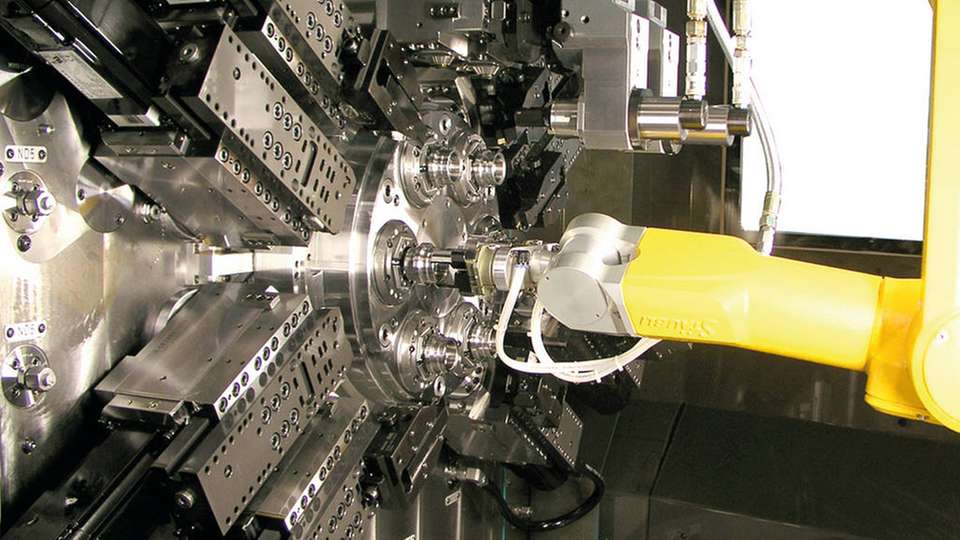 Der Sechs-Achs-Roboter von Stäubli unterstützt den vollautomatisierten Be- und Entladevorgang.