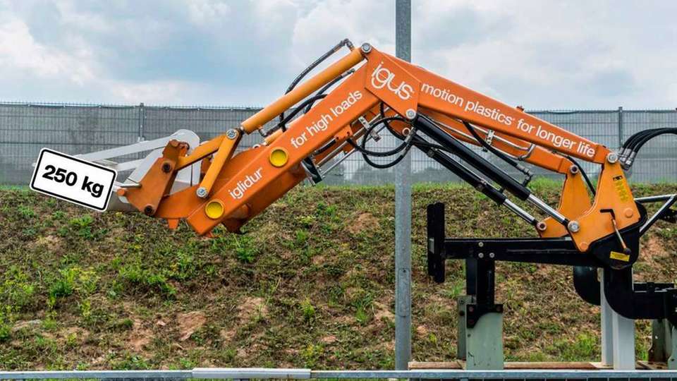 Kunststoff vs. Metall im Dauertest auf dem Extrem-Prüfstand Der Betrieb des Igus-Teststands lässt sich per Webcame online live verfolgen.