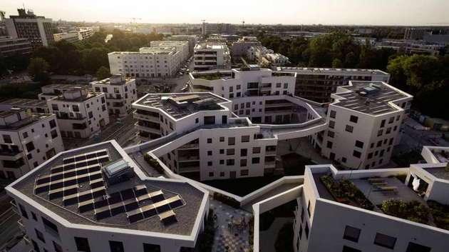 Mieterstrom in München: Das Neubauviertel Domagkpark mit 138 Wohnungen in München nutzt eine Mieterstromanlage mit einer Gesamtleistung von 95,55 Kilowatt. Die Panasonic Module HIT liefern umweltfreundlichen und günstigen Solarstrom für die Haustechnik und die Haushalte der knapp 300 Bewohnerinnen und Bewohner.