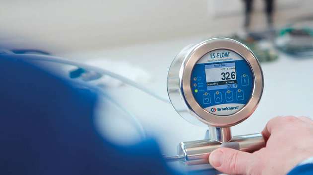 Der Durchflussmesser ES-FLOW misst Flüssigkeitsvolumenströme zwischen 4 und 1.500 ml/min – unabhängig von Flüssigkeitsdichte, Temperatur und Viskosität. 