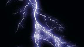 Transiente Überspannungen, die bei einem Blitzeinschlag auftreten, können Schäden an Elektrogeräten verursachen. Die im letzten Jahr eingeführten Normen erhöhen die Schutzvorkehrungen. 