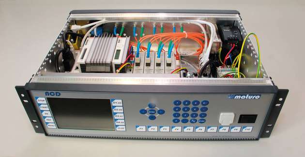 Maturo-Controller NCD mit Control Panel CP6907, dem Embedded-PC CX1020 und den EtherCAT-LWL-Abzweigen EK1521 als Kernelementen.