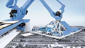 Motoman-Roboter von Yaskawa ermöglichten es Homag, ein Plattenaufteilzentrum zu entwickeln, das den Individualzuschnitt vollautomatisch mit nur einer Säge erledigt.